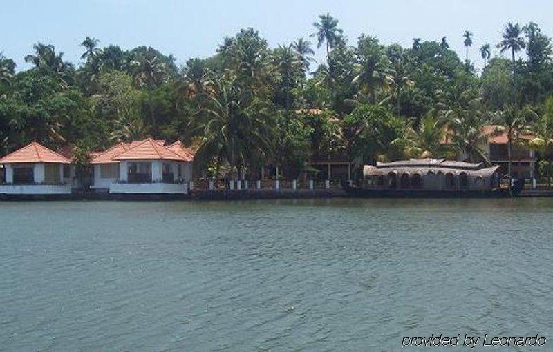Hotel Club Mahindra Ashtamudi Nīndakara Exterior foto