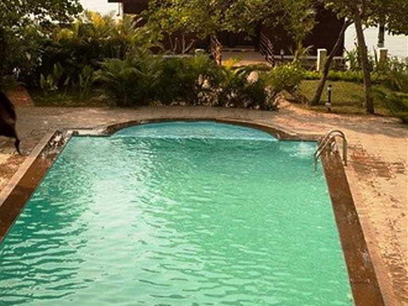 Hotel Club Mahindra Ashtamudi Nīndakara Exterior foto
